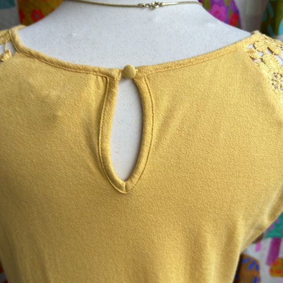 Flower & Feather Scoop Neck Top. Medium - Picture 6 of 11